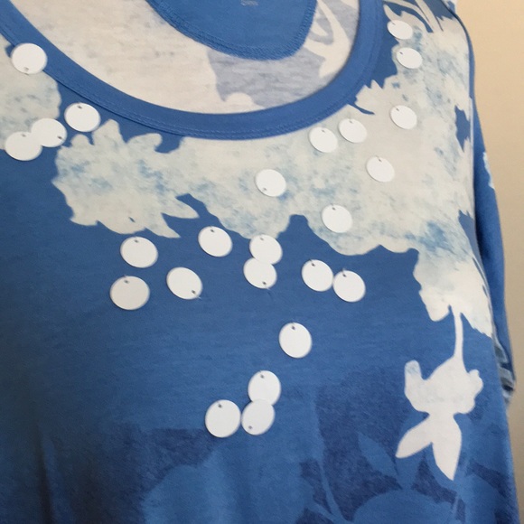 Cute top blue multicolors, decorated front. - Picture 2 of 4